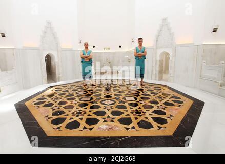 ISTANBUL, TÜRKEI - 11. MAI: Badebegleiter in einem türkischen Bad am 11. Mai 2011 in der Türkei. Hamam in Istanbul wurde vom osmanischen Chefarchitekten Mimar Sinan erbaut. Stockfoto