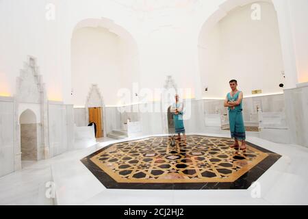 ISTANBUL, TÜRKEI - 11. MAI: Badebegleiter in einem türkischen Bad am 11. Mai 2011 in der Türkei. Hamam in Istanbul wurde vom osmanischen Chefarchitekten Mimar Sinan erbaut. Stockfoto