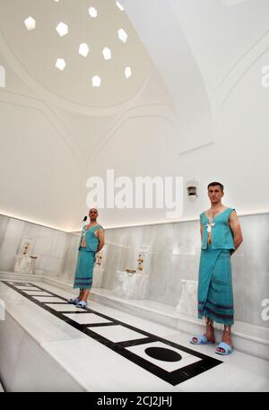 ISTANBUL, TÜRKEI - 11. MAI: Badebegleiter in einem türkischen Bad am 11. Mai 2011 in der Türkei. Hamam in Istanbul wurde vom osmanischen Chefarchitekten Mimar Sinan erbaut. Stockfoto