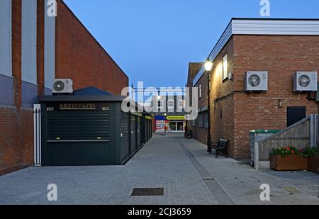 Geschlossene Kioske in der Market Lane in Wickford Essex UK, die von der High Street oder Woodlands Road aus zugänglich sind. Stockfoto