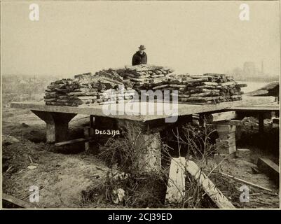 . Die Theorie der Biegung und Festigkeit von rechteckigen flachen Platten auf Stahlbeton Bodenplatten angewendet. /V Säulenstangen 6-/^^ Abb. 13. ^Pilztestplatte Rin4j Stäbe ^^ PILZPLATTENTEST 83 die Pilztestplatte war sechs Zoll dick und wurde auf vier 18 durch 18 quadratische Stahlbetonsäulenabstand 12 von Mitte zu Mitte unterstützt. Diese hatten quadratische Kapitelle,42 X 42. Die Platte war ungefähr 18 x 18, und der Durchm-Meter des äußeren Ringstabes des Pilzes war 66, während der innere Ring war 42. Diese wurden auf acht 1-1/8 rundradialen Säulenstangen gestützt. Abb. 14. Pilzplatte, Lou Stockfoto
