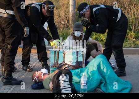 West Hyde, Großbritannien. September 2020. Ein Hertfordshire Police Cutting Team arbeitet daran, zwei Umweltaktivisten aus der HS2 Rebellion zu entfernen, die mit einem Lock-on-Arm-Rohr zusammengeschlossen wurden, um ein Tor zu einem Standort für den Chiltern Tunnel auf der Strecke der HS2-Hochgeschwindigkeitsstrecke zu blockieren. Anti-HS2-Aktivisten blockierten zwei Tore zum gleichen South Portal für die umstrittene £106 Mrd. Bahnlinie, eines für mehr als sechs Stunden und das andere für mehr als neunzehn Stunden. Kredit: Mark Kerrison/Alamy Live Nachrichten Stockfoto