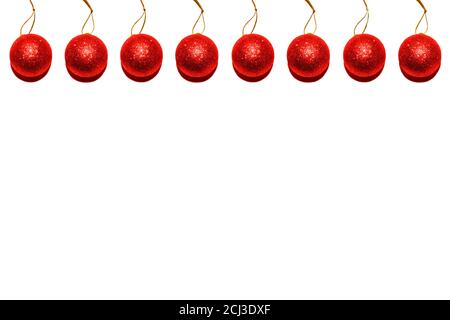 Rote Weihnachtskugeln isoliert auf weißem Hintergrund Stockfoto
