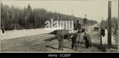 . Die Theorie der Biegung und Festigkeit von rechteckigen flachen Platten auf Stahlbeton Bodenplatten angewendet. Tischers Creek Bridge, Duluth. Test der Tischers Creek Bridge mit 30 Tonnen Bauwagen, jeweils beladen mit 20 Tonnen GleisDurchbiegung weniger als ein zwanzigtausendstel Teil der SPANNUNGSPROBENBERECHNUNG DER DICKEN PLATTE 67 Nehmen wir zum Beispiel die Brücke über Tischers Creek, Duluth, dargestellt in den Ausschnitten auf Seite VII und Seite 66. Es wird auf drei Säulen gestützt, die die Schlucht durchqueren, in einem Abstand von 27 Feetcenter bis zur Mitte der Säulen, wobei die beiden Straßenbahnen über der Seite b liegen Stockfoto