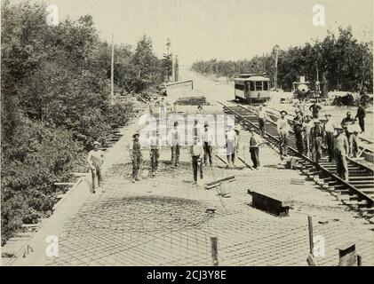 . Die Theorie der Biegung und Festigkeit von rechteckigen flachen Platten auf Stahlbeton Bodenplatten angewendet. TISCHERS CREEK BRIDGE, DULUTH, MINN.Spannweiten sind 26 Fuß LongitudinalDieser Typ ist mit Spannweiten bis zu 500 gebaut. Ansicht der Verstärkung an Ort und Stelle TISCHERS CREEK BRIDGE, DULUTH, MINN. Entworfen von C. A. P. Turner Geo. H. Lounsbury, Contractor FLACHE DECKENBÖDEN 1. Die Überlegenheit der flachen Plattenböden, die direkt auf den Spalten gestützt werden, über andere Formen der Konstruktion, wenn sie vom Standpunkt der niedrigeren Kosten, der besseren Beleuchtung, der größeren Ordnlichkeit des Aussehens und der erhöhten Sicherheit und der Schnelligkeit betrachtet werden Stockfoto