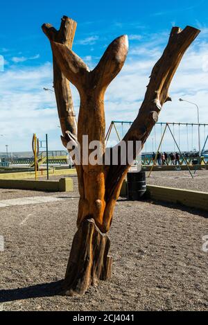 Kunstwerke in der Innenstadt von Puerto Madryn, geschnitzten Baum, Puerto Madryn, Chubut, Argentinien, Südamerika Stockfoto