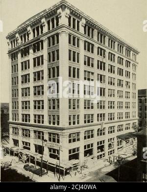 . Die Theorie der Biegung und Festigkeit von rechteckigen flachen Platten auf Stahlbeton Bodenplatten angewendet. OREILLY ESTATE BUILDING, ST. LOUIS, MO. A. B. Groves, Architekt IMurch Bros. Construction Co., Bauunternehmer G. S. Bergendahl, M. AM., Soc. C E., ENGINEER, ST. LOUIS REPRESENTATIVE, ^LUSHROOM SYSTEM DIE THEORIE DER FLEXUREAND-FESTIGKEIT VON RECHTECKIGEN FLATPLATES ANGEWENDET AUF VERSTÄRKTE CONCRETEFLOOR-PLATTEN VON HENRY T. EDDY, C. E., PH. D., SC. D. PROFESSOR FÜR MATHEMATIK UND MECHANIK, COLLEGE OF ENGINEERING, UND DEKAN DER GRADUIERTENSCHULE, EMERITUS, UNIVERSITY OF MINNESOTA. VORSITZENDER VON Stockfoto
