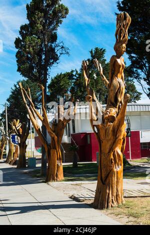 Kunstwerke in der Innenstadt von Puerto Madryn, geschnitzten Baum, Puerto Madryn, Chubut, Argentinien, Südamerika Stockfoto