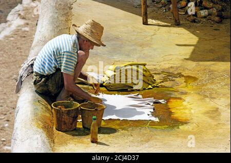 Ein alter Marokkaner arbeitet an der Lederfärbung in der Chouara-Gerberei in Fez, Marokko. Stockfoto