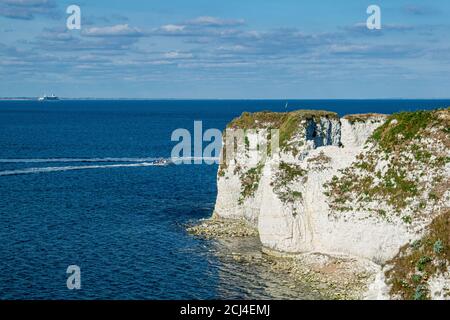 Old Harry Rocks sind drei Kreideformationen, die sich am Handfast Point auf der Insel Purbeck in Dorset, Südengland, befinden. Beliebtes Touristenziel Stockfoto