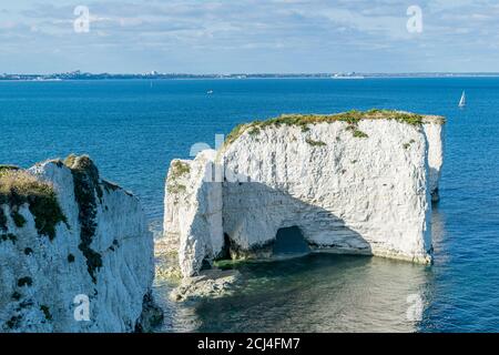 Old Harry Rocks sind drei Kreideformationen, die sich am Handfast Point auf der Insel Purbeck in Dorset, Südengland, befinden. Beliebtes Touristenziel Stockfoto