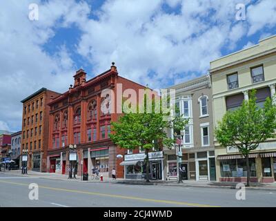 Genf, NY, USA - 25. Mai 2019: Gut erhaltene Gebäude aus dem 19. Jahrhundert an einer Hauptstraße dieser kleinen Stadt in der Nähe der Finger Seen. Stockfoto