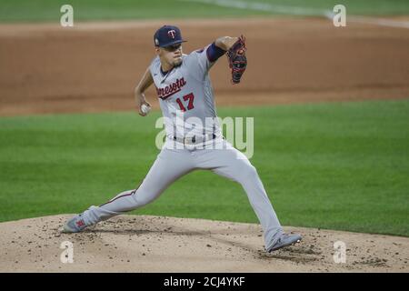 Chicago, Usa. September 2020. Minnesota Twins Startpitcher Jose Berrios (17) liefert gegen die Chicago White Sox im ersten Inning bei Guaranteed Rate Feld am Montag, 14. September 2020 in Chicago. Foto von Kamil Krzaczynski/UPI Credit: UPI/Alamy Live News Stockfoto