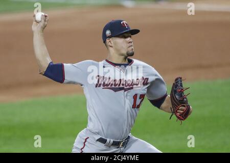 Chicago, Usa. September 2020. Minnesota Twins Startpitcher Jose Berrios (17) liefert gegen die Chicago White Sox im ersten Inning bei Guaranteed Rate Feld am Montag, 14. September 2020 in Chicago. Foto von Kamil Krzaczynski/UPI Credit: UPI/Alamy Live News Stockfoto