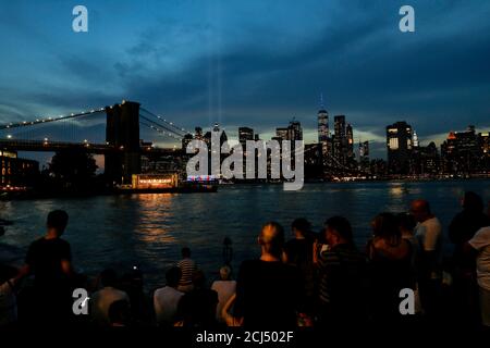 Die Menschen versammeln sich, um die Installation Tribute in Light zu beobachten, die Lower Manhattan beleuchtet, wie sie aus dem Stadtteil Brooklyn aus gesehen wird, anlässlich des 18. Jahrestages der Anschläge von 9/11 in New York City, USA, 11. September 2019. REUTERS/Brendan McDermid