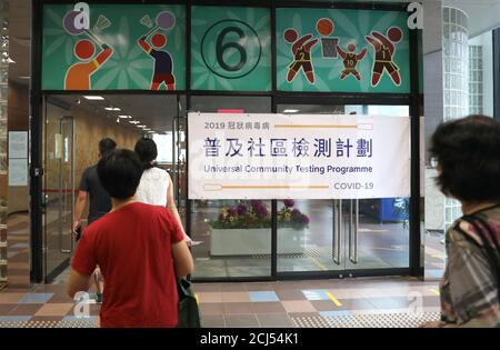 Hongkong, China. September 2020. Bürger gehen in ein COVID-19 Testzentrum in einem Gymnasium in Hongkong, Südchina, 4. September 2020. Hongkong hat am Montagabend sein vor zwei Wochen gestartetes Massenvorführungsprogramm COVID-19 mit insgesamt rund 1.78 Millionen Einwohnern abgeschlossen. Quelle: Wu Xiaochu/Xinhua/Alamy Live News Stockfoto