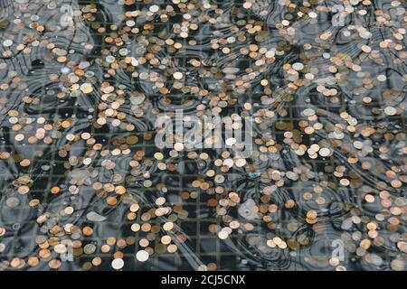 Ein Haufen Münzen in einem Wunschbrunnen Teich Stockfoto