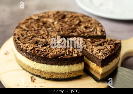 Dreifach Schokolade Schichten gebackenen Käsekuchen Stockfoto