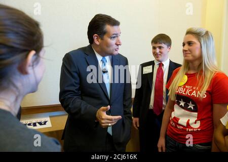 San Antonio, Texas, USA. Oktober 2013. San Antonio, TX: 19OCT13: US Sen TED CRUZ aus Texas begrüßt Teilnehmer und Jugendliche vor einer Rede vor der Texas Federation of Republican Women (TFRW). Cruz macht Wellen in Washington als Neuling Senator und Tea Party Favorit Herausforderung der republikanischen Establishment. Quelle: Bob Daemmrich/ZUMA Wire/Alamy Live News Stockfoto