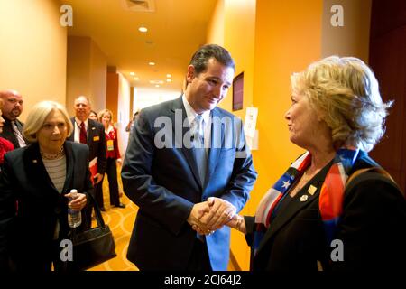 San Antonio, Texas, USA. Oktober 2013. San Antonio, TX: 19OCT13: US Sen TED CRUZ aus Texas begrüßt Teilnehmer und Jugendliche vor einer Rede vor der Texas Federation of Republican Women (TFRW). Cruz macht Wellen in Washington als Neuling Senator und Tea Party Favorit Herausforderung der republikanischen Establishment. Quelle: Bob Daemmrich/ZUMA Wire/Alamy Live News Stockfoto