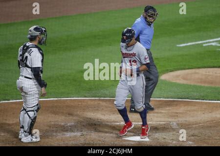 Chicago, Usa. September 2020. Minnesota Twins Shortstop Ehire Adrianza (13) punktet gegen die Chicago White Sox im fünften Inning bei Guaranteed Rate Feld am Montag, 14. September 2020 in Chicago. Foto von Kamil Krzaczynski/UPI Credit: UPI/Alamy Live News Stockfoto