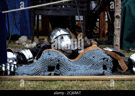 Closup Schuss einer Ritter Rüstung auf dem Boden Stockfoto