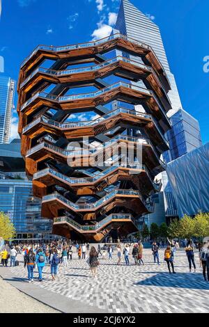 Vertikale Aufnahme des Schiffes in Hudson Yards in NYC Stockfoto