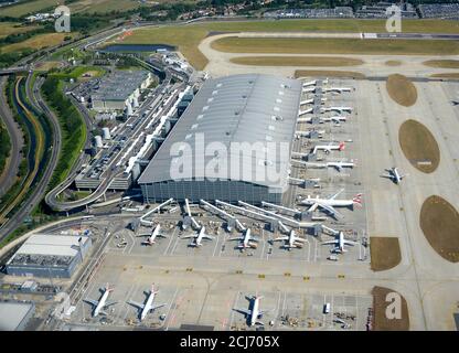London Heathrow Airport Main Terminal 5 (5A) Luftaufnahme. Mehrere Flugzeuge am stark frequentierten Flughafenterminal in Großbritannien. British Airways-Flugzeuge. Stockfoto