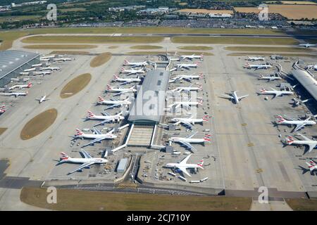 London Heathrow Airport British Airways Terminal 5 Satellit 5B Luftaufnahme. Mehrere Flugzeuge am stark frequentierten Flughafenterminal in Großbritannien. Stockfoto