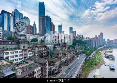 Blick auf die Hongya Höhle und das Stadtzentrum von Chongqing Stockfoto