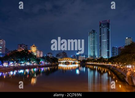 Blick auf die Stadt Chengdu in China bei Nacht Stockfoto