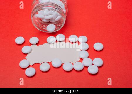 Nahaufnahme von High-Angle-Shot-Tabletten auf einer roten Oberfläche Stockfoto