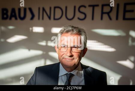 Berlin, Deutschland. September 2020. Peter Hübner, Präsident der deutschen Bauwirtschaft, blickt in die Kamera des Fotografen. Quelle: Kay Nietfeld/dpa/Alamy Live News Stockfoto