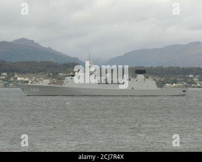 HNLMS Evertsen (F805), eine Fregatte der De Zeven Provincien-Klasse, die von der niederländischen Marine betrieben wird und Gourock während der Übung Joint Warrior 12 passiert. Stockfoto