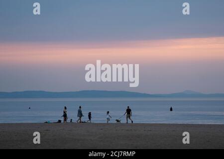 Crosby, Großbritannien. September 2020. Am 14. September 2020 laufen die Leute am Strand in Crosby, Großbritannien. Um den Anstieg der Coronavirus-Fälle einzudämmen, sind in Großbritannien am Montag neue Grenzen für soziale Zusammenkünfte in Kraft getreten, was bedeutet, dass es in den meisten Regionen jetzt illegal ist, Gruppen von mehr als sechs Personen zu treffen. Die „Sechserregel“ begann um Mitternacht in England, Wales und Schottland, um den jüngsten Anstieg der Coronavirus-Infektionen einzudämmen. Quelle: Jon Super/Xinhua/Alamy Live News Stockfoto