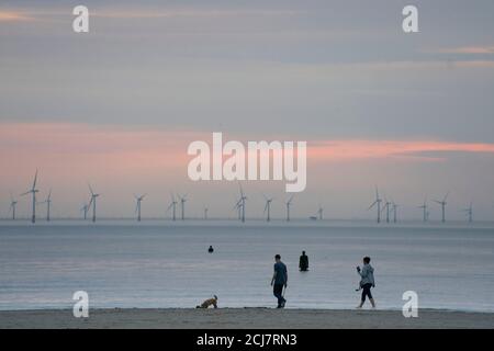 Crosby, Großbritannien. September 2020. Am 14. September 2020 laufen die Leute am Strand in Crosby, Großbritannien. Um den Anstieg der Coronavirus-Fälle einzudämmen, sind in Großbritannien am Montag neue Grenzen für soziale Zusammenkünfte in Kraft getreten, was bedeutet, dass es in den meisten Regionen jetzt illegal ist, Gruppen von mehr als sechs Personen zu treffen. Die „Sechserregel“ begann um Mitternacht in England, Wales und Schottland, um den jüngsten Anstieg der Coronavirus-Infektionen einzudämmen. Quelle: Jon Super/Xinhua/Alamy Live News Stockfoto