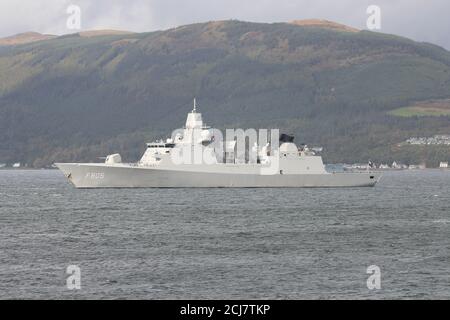 HNLMS Evertsen (F805), eine Fregatte der De Zeven Provincien-Klasse, die von der niederländischen Marine betrieben wird und Gourock während der Übung Joint Warrior 12 passiert. Stockfoto