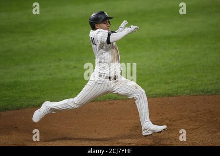 Chicago, Usa. September 2020. Chicago White Sox zweiter Baseman Nick Madrigal (1) läuft erste Basis gegen die Minnesota Twins im vierten Inning bei Guaranteed Rate Feld am Montag, 14. September 2020 in Chicago zu stehlen. Foto von Kamil Krzaczynski/UPI Credit: UPI/Alamy Live News Stockfoto