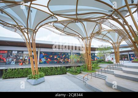 Samut Prakan, Thailand - 28. Juli 2020: Landschaft von Siam Premium Outlets Bangkok am östlichen Stadtrand von Bangkok gelegen, ist dies die Heimat einer Straße Stockfoto