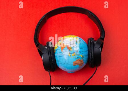 Headset auf Globus isoliert auf dem roten Stockfoto