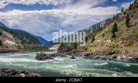 Thompson River mit seinen vielen Stromschnellen fließt durch den Canyon in Coastal Bergketten von British Columbia, Kanada Stockfoto