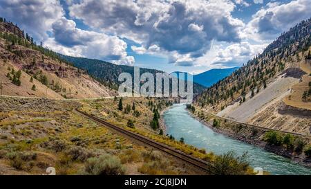 Die Eisenbahn und der Trans Canada Highway folgen dem Thompson River Mit seinen vielen Stromschnellen, die in Großbritannien durch den Canyon fließen Kolumbien Stockfoto