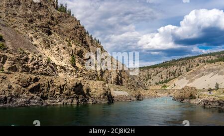 Die Eisenbahn und der Trans Canada Highway folgen dem Thompson River Mit seinen vielen Stromschnellen, die in Großbritannien durch den Canyon fließen Kolumbien Stockfoto