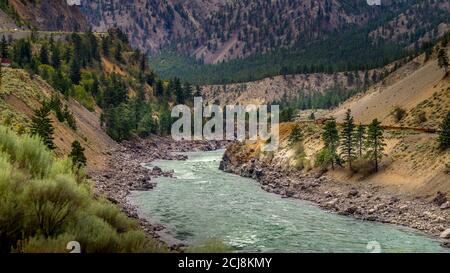 Die Eisenbahn und der Trans Canada Highway folgen dem Thompson River Mit seinen vielen Stromschnellen, die in Großbritannien durch den Canyon fließen Kolumbien Stockfoto