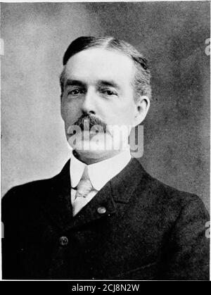 . Geschichte des Zwölften Regiments, Rhode Island Freiwillige, im Bürgerkrieg, 1862-1863 . s Sie hatten den Mann mit dem Ochsenwagen 230 HISTOET DES ZWÖLFTEN REGIMENTS voller guter Dinge begegnet. Er hatte ihnen nicht von unserem Zug erzählt, sonst wären sie nicht so überrascht gewesen, als sie uns trafen.wie es war, hatten sie den alten Mann von all seinen Süßspeisen gereinigt. Die Straße, auf der sie sich zurückzogen, war fast eine halbe Meile mit Pasteten, Kuchen, Keksen usw. übersät. Die Pris-oners, die wir genommen hatten, sagten, sie hatten sechzig Männer und erwartete Wiederverstärkungen vor Nacht. Über Mittag CaptainHigley dachte es am besten Stockfoto