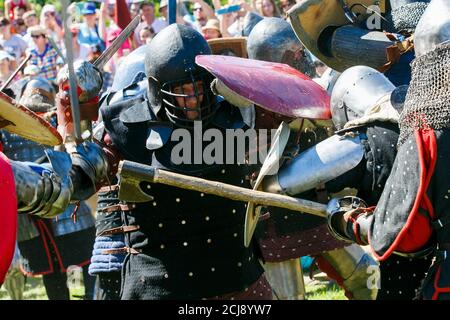 Knight Tournament. Mittelalterliche Restauratoren kämpfen mit Schwertern in Rüstung bei einem ritterlichen Turnier Stockfoto