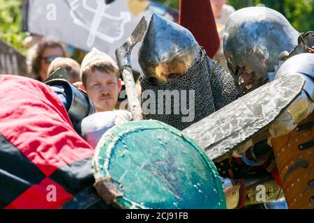 Knight Tournament. Mittelalterliche Restauratoren kämpfen mit Schwertern in Rüstung bei einem ritterlichen Turnier Stockfoto