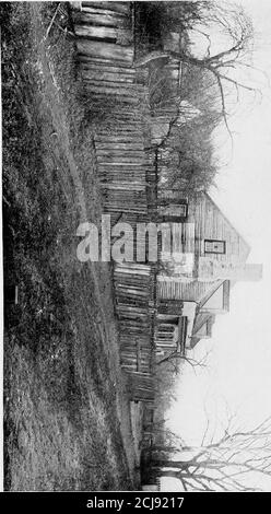 . Geschichte des Zwölften Regiments, Rhode Island Volunteers, im Bürgerkrieg, 1862-1863 . und sie fanden ihren Weg zurück ins Lager ohne jede Förderung von den durchdringenden Windreifen, die nach der großen Schlacht über den erdbebten Boden fegten. Diese extreme Kälte wurde später durch wärmere Witterungseinflüsse und Regenfälle abgelöst, die das Lager und die umliegende Landschaft in einen riesigen, klebrigen, zähen Schlamm verwandelten, in dem Menschen und Tiere in unauflöslicher Verzweiflung umherschauten. Hinzu kam das Unwohlsein, das diesen Bedingungen zukam, und das sie weniger erträglich machte, das Gefühl von Enttäuschung und Cha Stockfoto