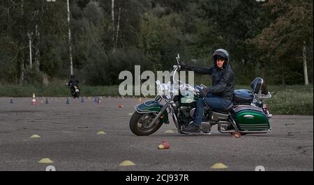 05-09-2020 Riga, Lettland junger Mann auf einem Hubschrauber. Stockfoto