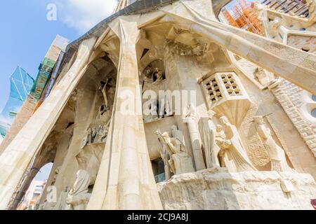 Skulpturale Details an der Außenseite der Basilika Sagrada Familia in Barcelona, Spanien Stockfoto